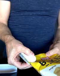 Foto van SealBagPro die zak chips sluit voor The Focus Club